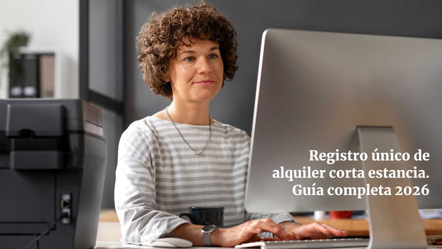 Empresa de gestión tramitando el registro único de alquiler turístico conforme a la normativa 2026