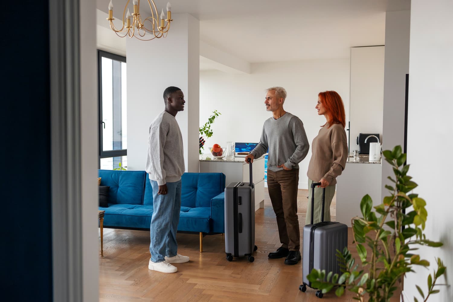 Anfitrión de Airbnb dando la bienvenida a huéspedes
