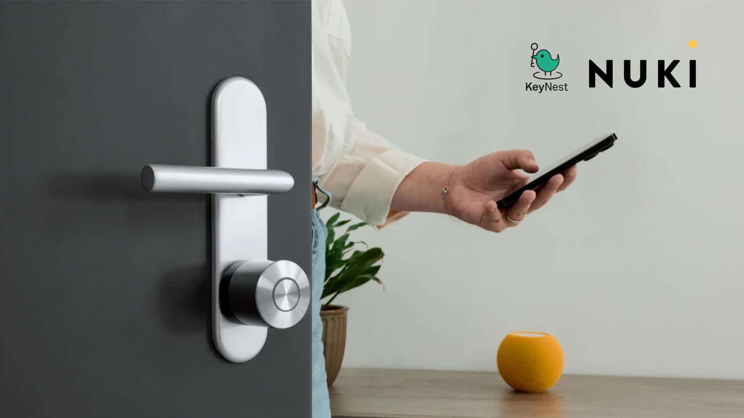 Un huésped utiliza la app de su smartphone para abrir la cerradura inteligente, facilitando la gestión de llaves en alquiler vacacional