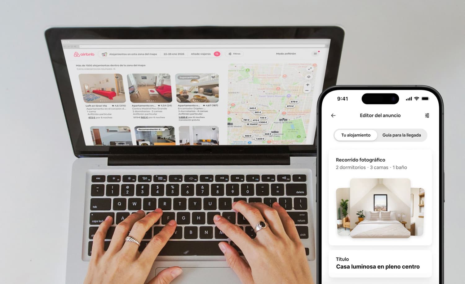 Persona gestionando su anuncio en Airbnb desde el ordenador, clave para optimizar anuncio en Airbnb en 2026 y aumentar reservas.