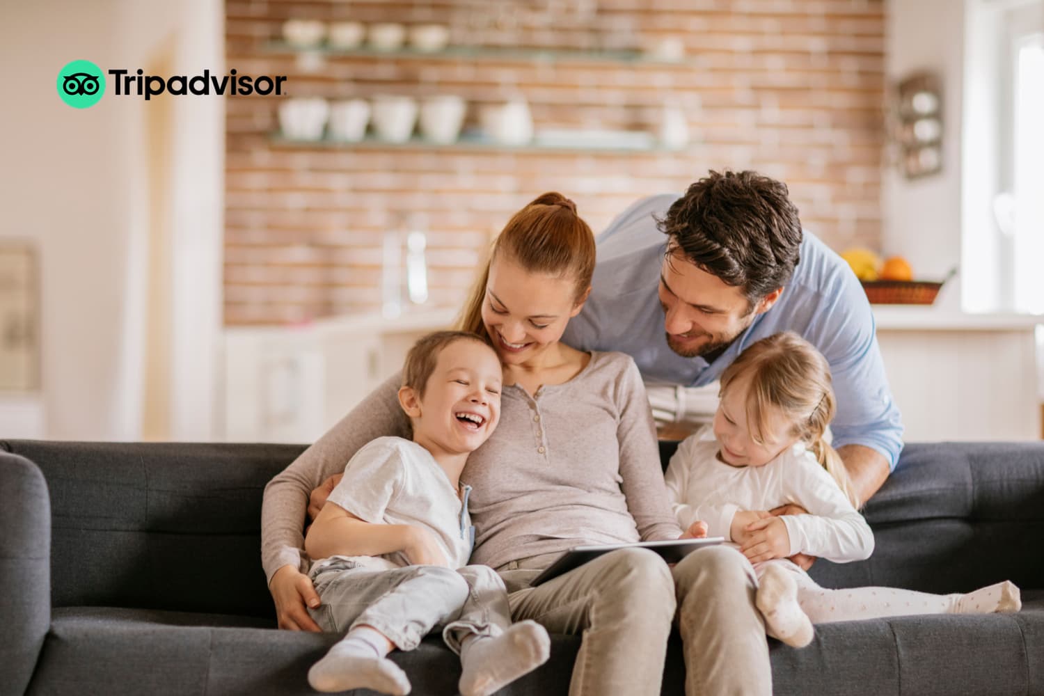 Alquiler vacacional en Tripadvisor con una familia disfrutando en el sofá