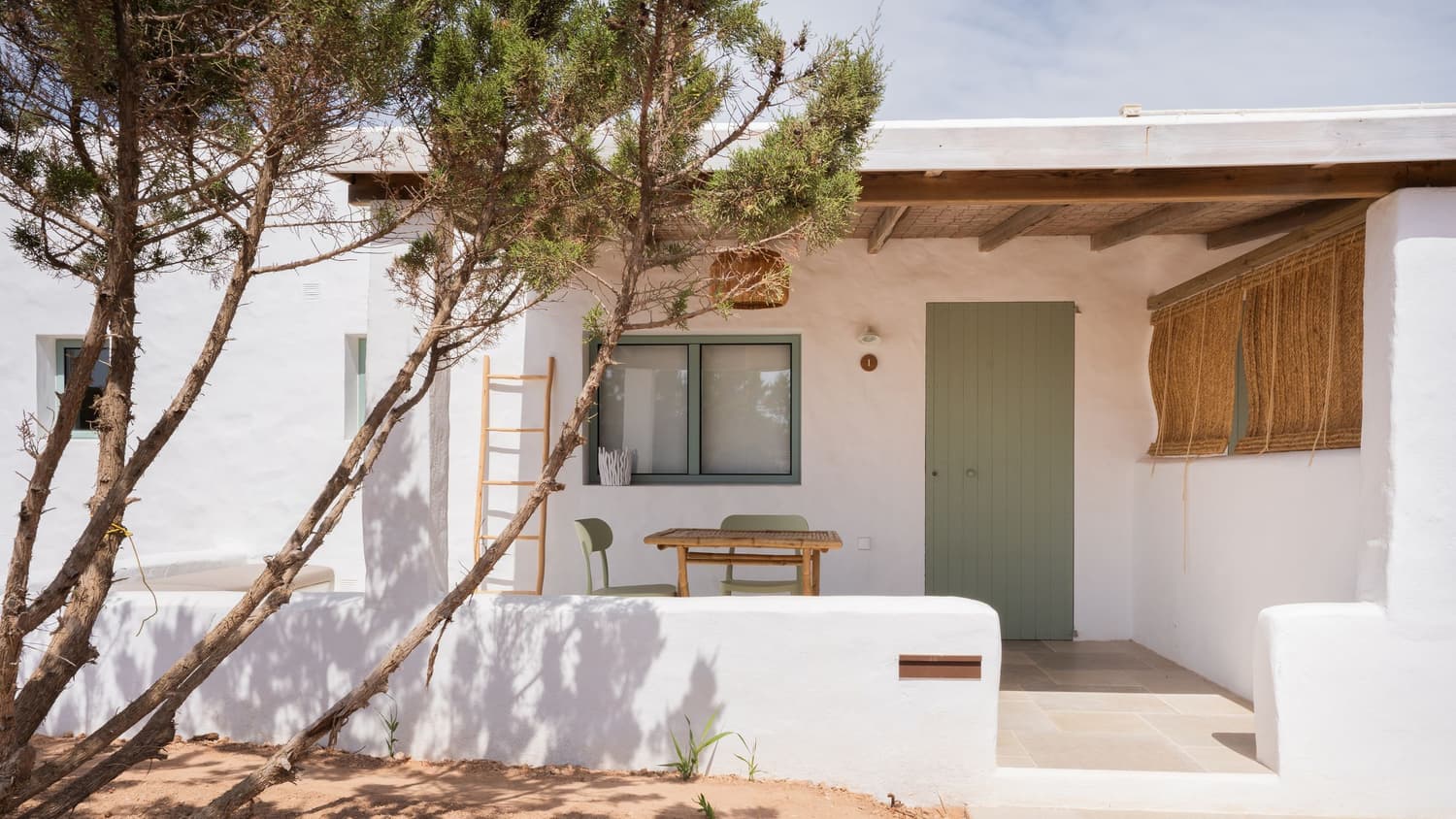 Alojamiento sostenible en España con arquitectura tradicional y materiales naturales