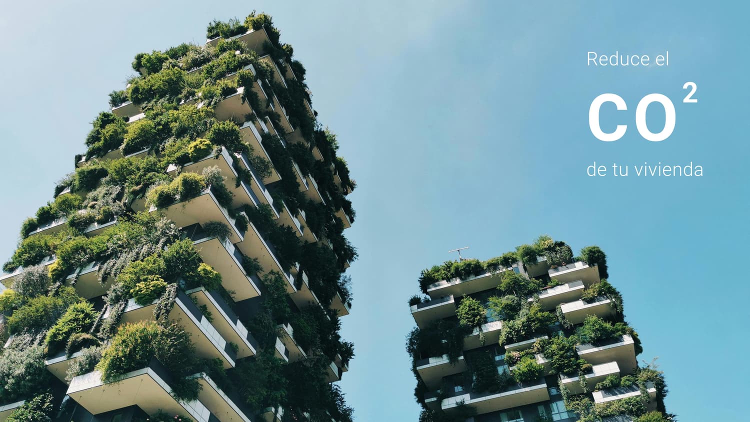 Edificios con jardines verticales ilustrando cómo reducir huella de carbono hogar y su impacto en CO₂.