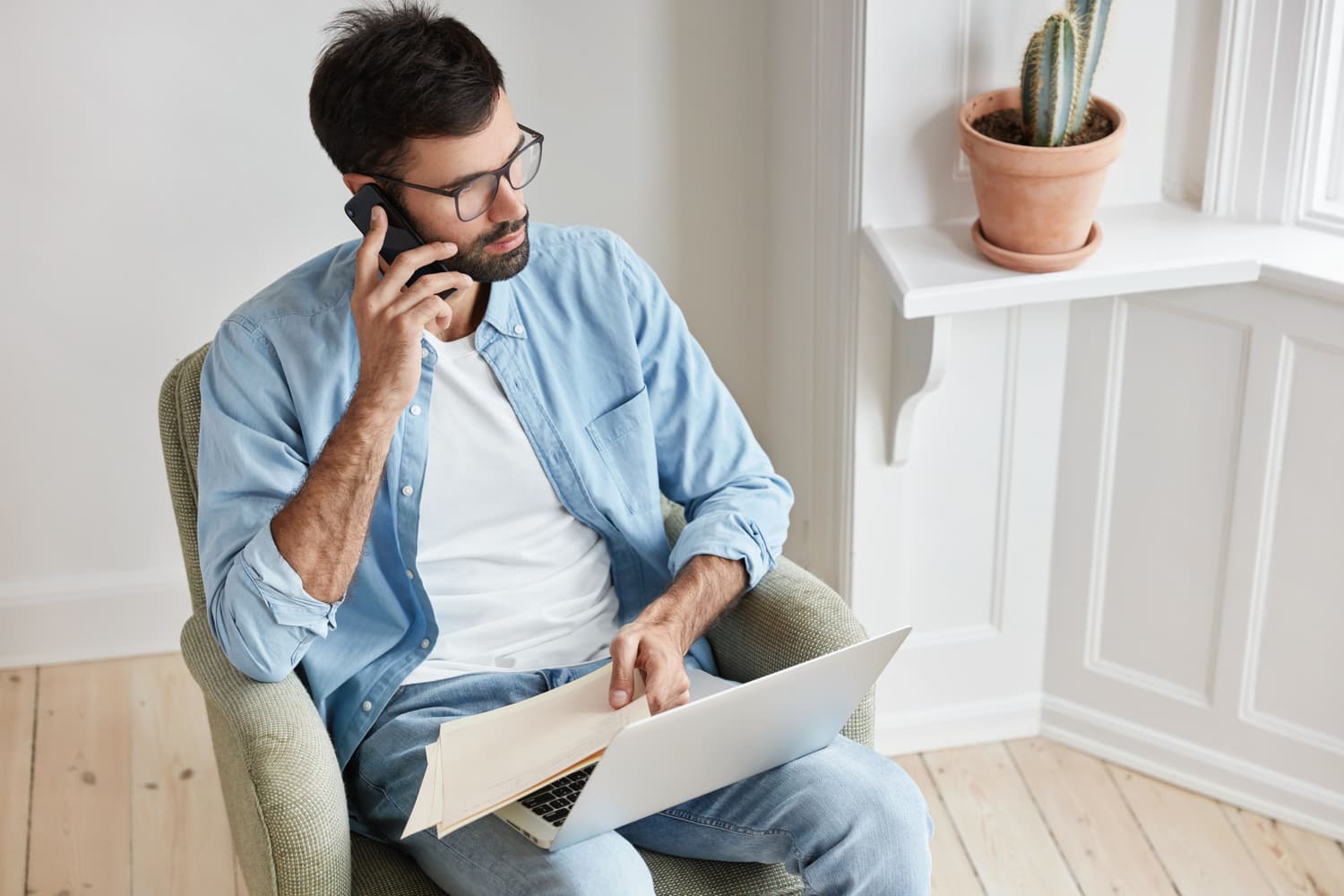 Propietario gestionando la licencia de alquiler vacacional desde casa con papeles y ordenador