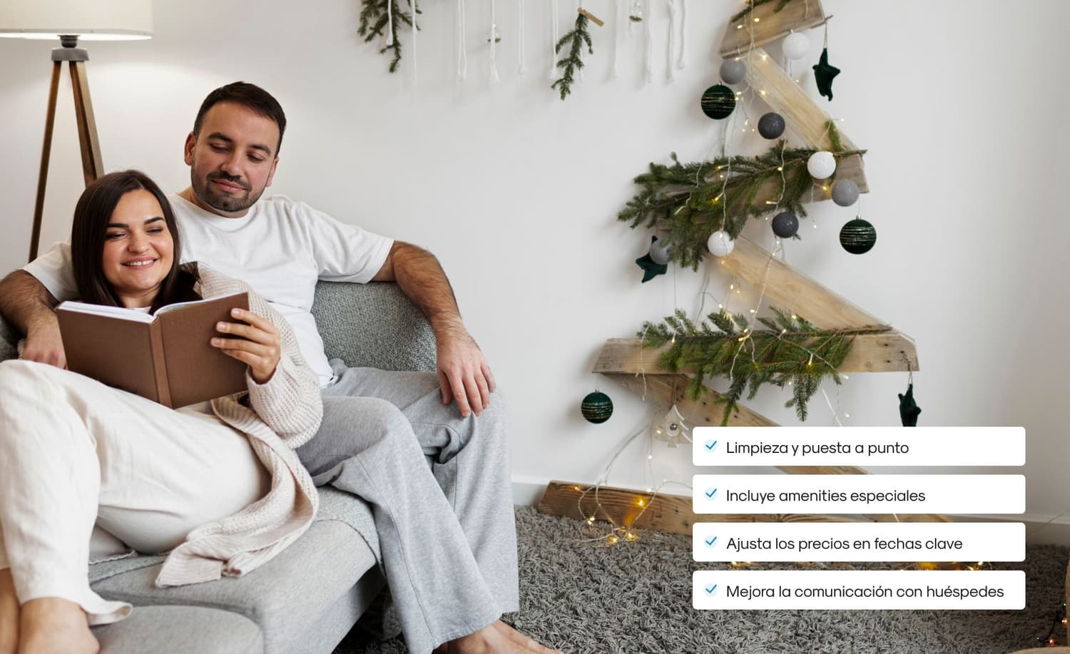 Decoración navideña sutil en apartamento vacacional moderno, con árbol y luces cálidas para mejorar la experiencia del huésped en Navidad.