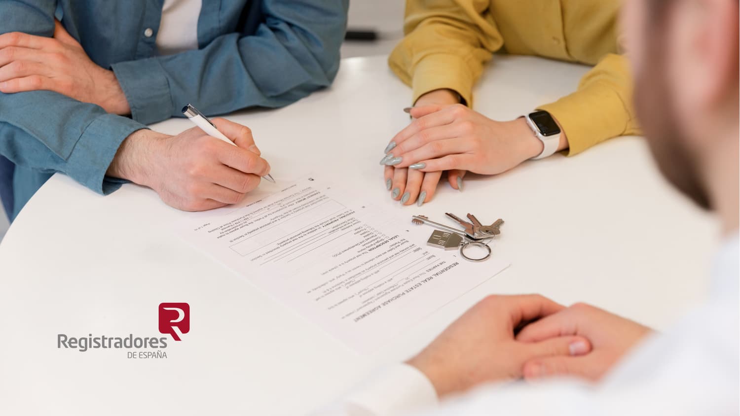 Documentación y llaves preparadas para tramitar la inscripción en el registro de la propiedad, evitando fraudes y garantizando transparencia inmobiliaria