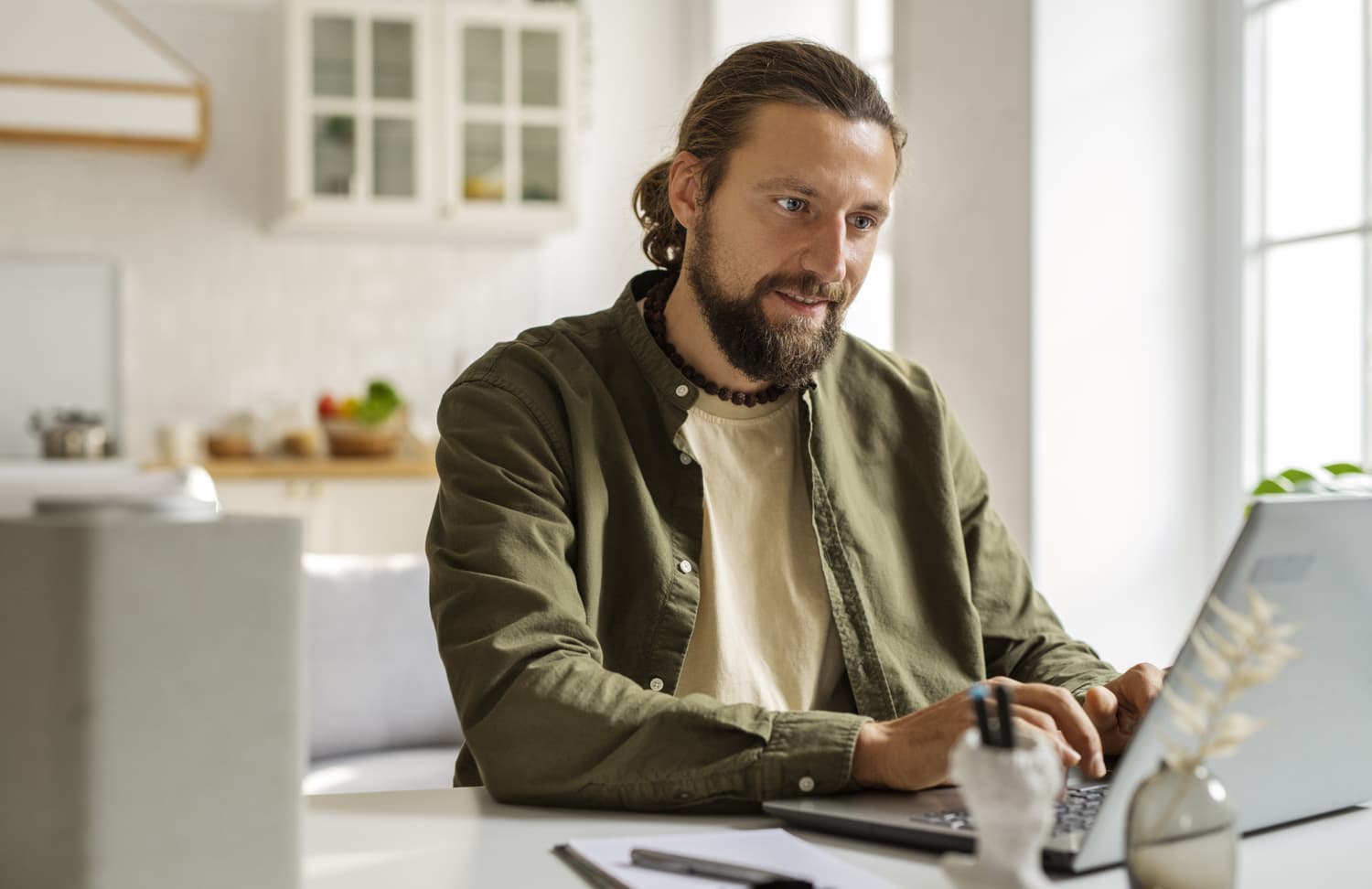 Viajero de negocios utilizando su portátil en un alojamiento turístico preparado para teletrabajo y estancias profesionales.