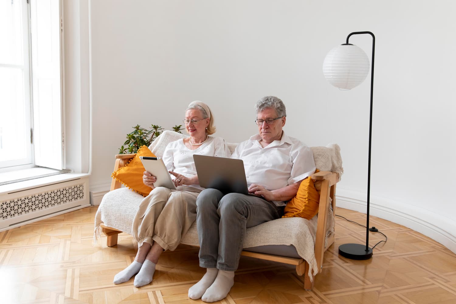 hermosa-pareja-de-abuelos-aprendiendo-usar-dispositivos-digitales.jpg